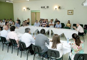 Chefe da Casa Civil participa de reunião com prefeitos da AMCG