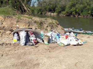 Mais de 30 voluntários participam da limpeza do rio Iguaçu em Porto Amazonas