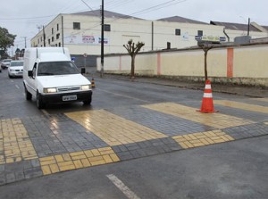 Rua Vicente Machado ganha travessia elevada para pedestres