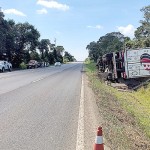 Caminhão tomba na BR-277 em Palmeira e parte da carga de perus é saqueada - Divulgação PRF